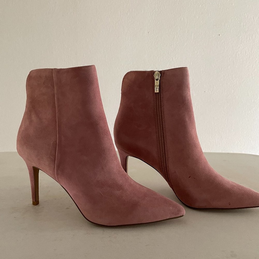 PINK SUEDE BOOTIES "BARBIE" INSPIRED SZ 7.5 NIB STEVE MADDEN SO CUTE 3 3/8" HEEL